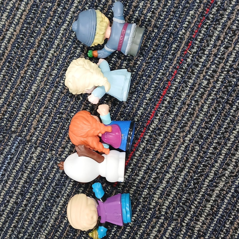 Fisher Price Little People Frozen-Themed Playset with 5 Characters - Picture 7 of 7